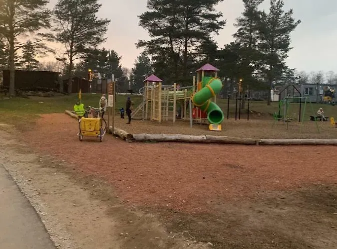 ореховая горка с балконом и лифтом نارفا