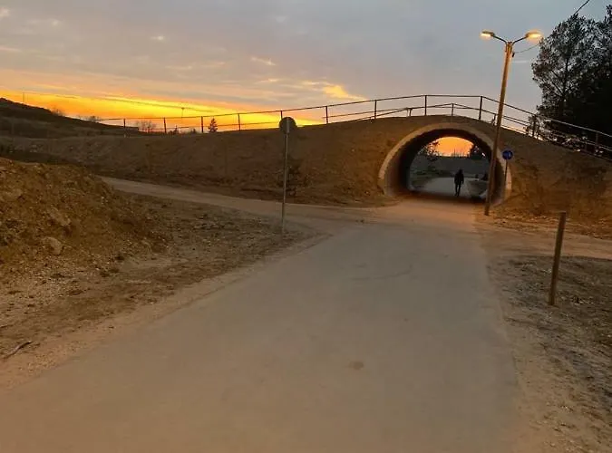 ореховая горка с балконом и лифтом نارفا