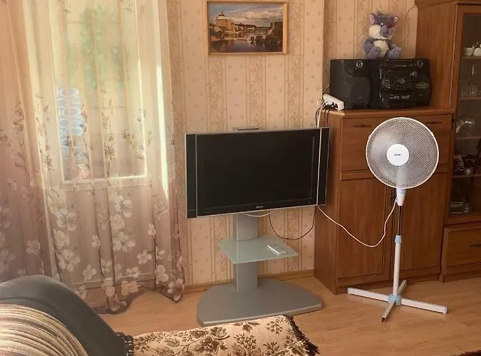 ореховая горка с балконом и лифтом نارفا